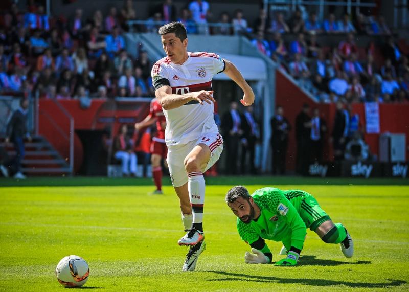 Leisu- 莱万多夫斯基连续三场比赛得分超过出色发挥，老鹰不断突破！全场沸腾不已