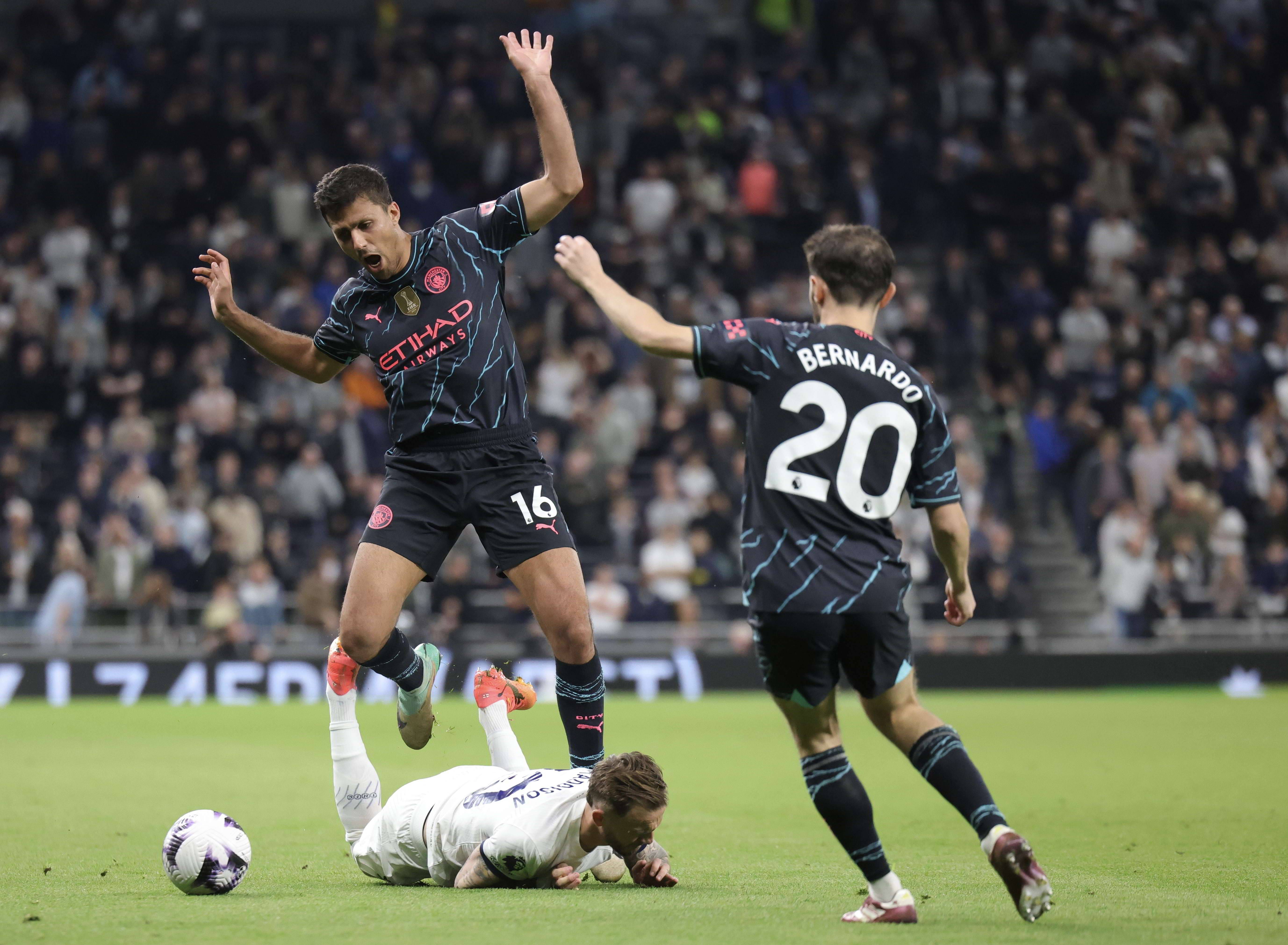 雷速-赛地聚焦——欧超杯关键战热度飙升，费城76人篮板制胜，悬念犹存，临场指挥获称赞(曼联43狼队回看)