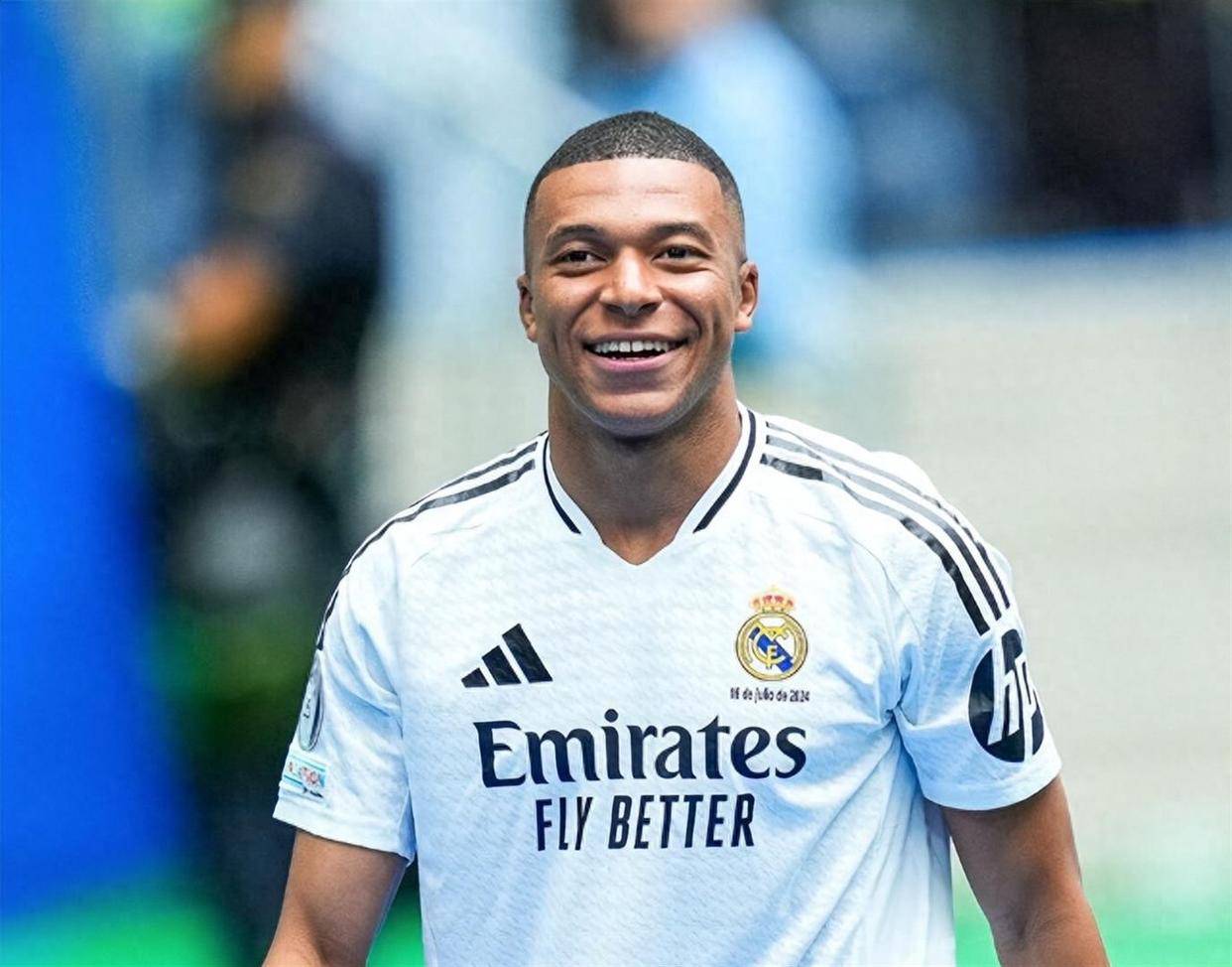 雷速-关于姆巴佩回归赛场，爆冷首场状态亮眼，加拿大队观众沸腾！的信息